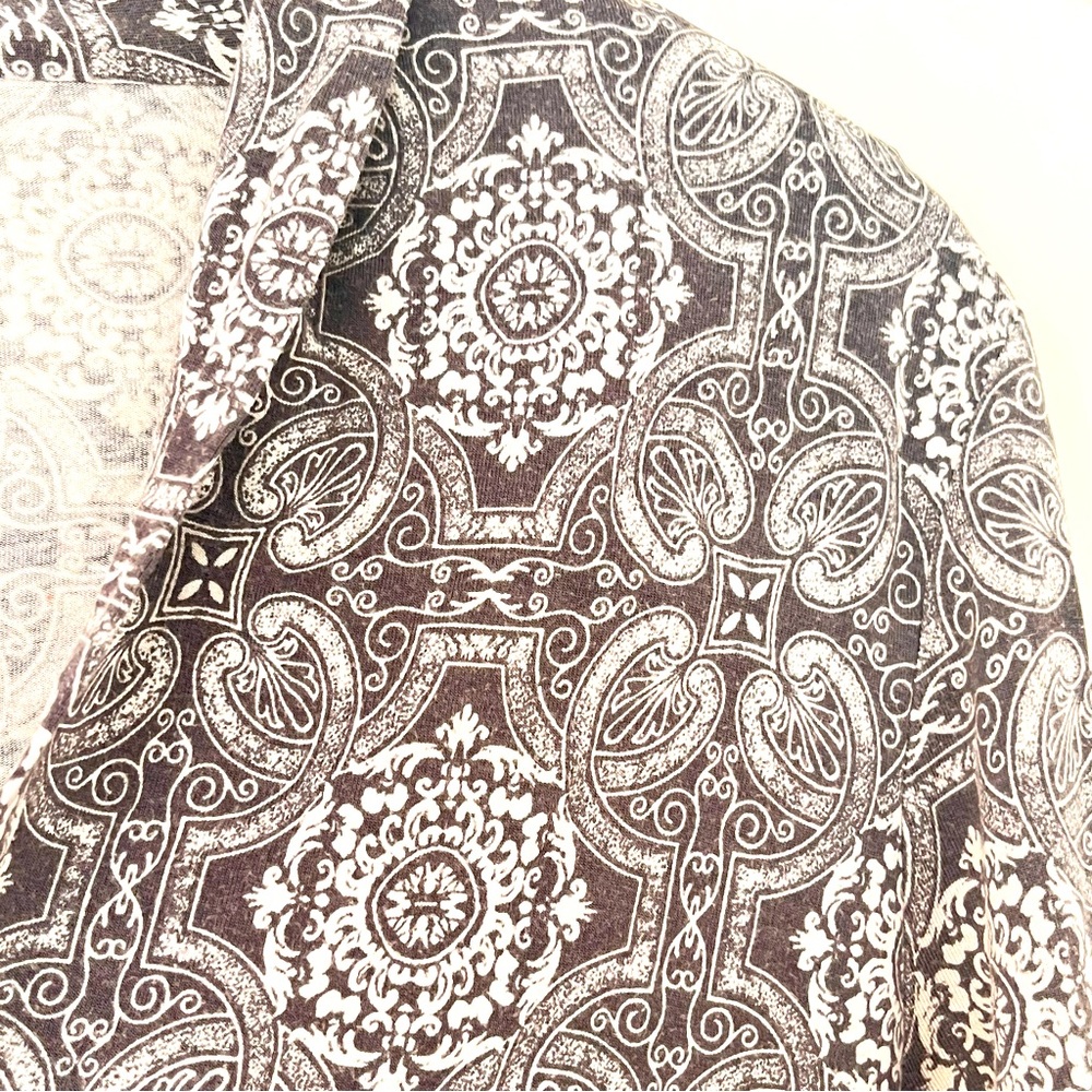 Rose + Olive Paisley V-neck Top 3/4 Sleeve Grey and white print - Picture 5 of 6